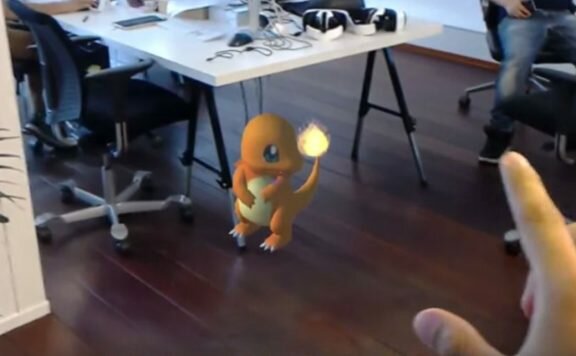 [VIDEO]Wow! Orang Ini Berburu Pokemon Dengan Hololens!